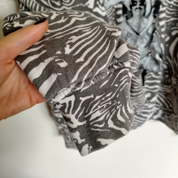 Red Hot Chili Pepper Unlimited Love World Tour totem zebra Crewneck sz L - Picture 4 of 7